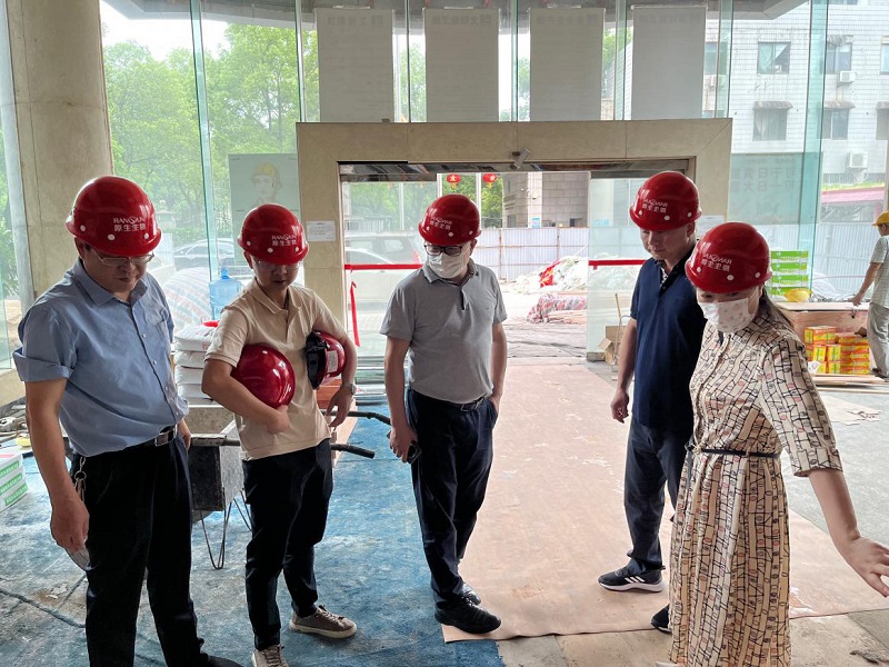 湖南糧油集團(tuán)黨委書記、董事長葉蓁帶隊(duì)赴糧油辦公大樓開展維修改造工程安全生產(chǎn)督導(dǎo)檢查